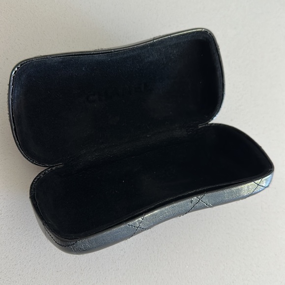 CHANEL PARIS Quilted Leather Hard Shell Logo Case - Picture 3 of 3